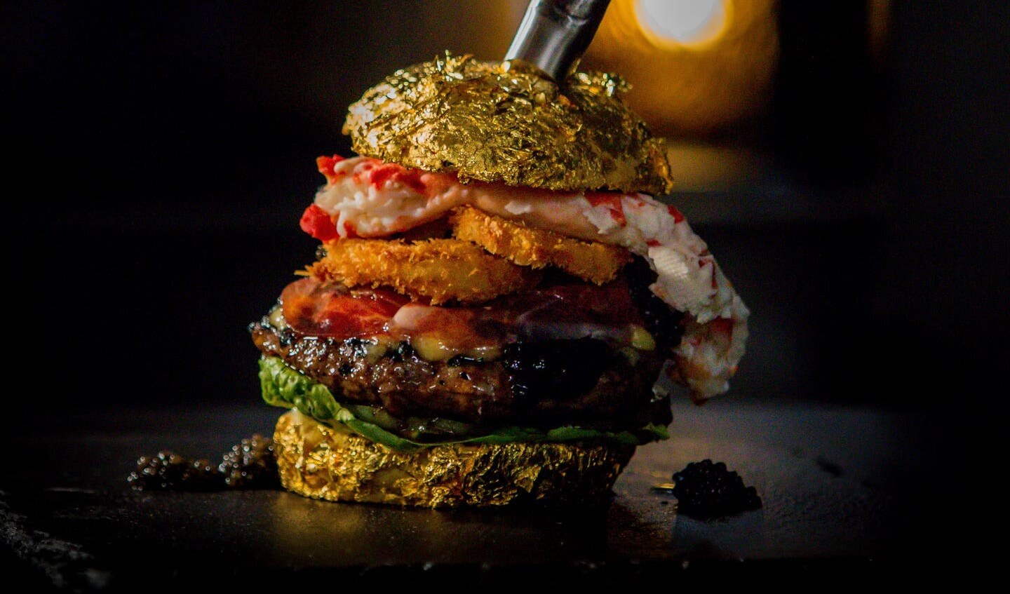 De Daltons gourmet Golden Boy hamburger, cropped image