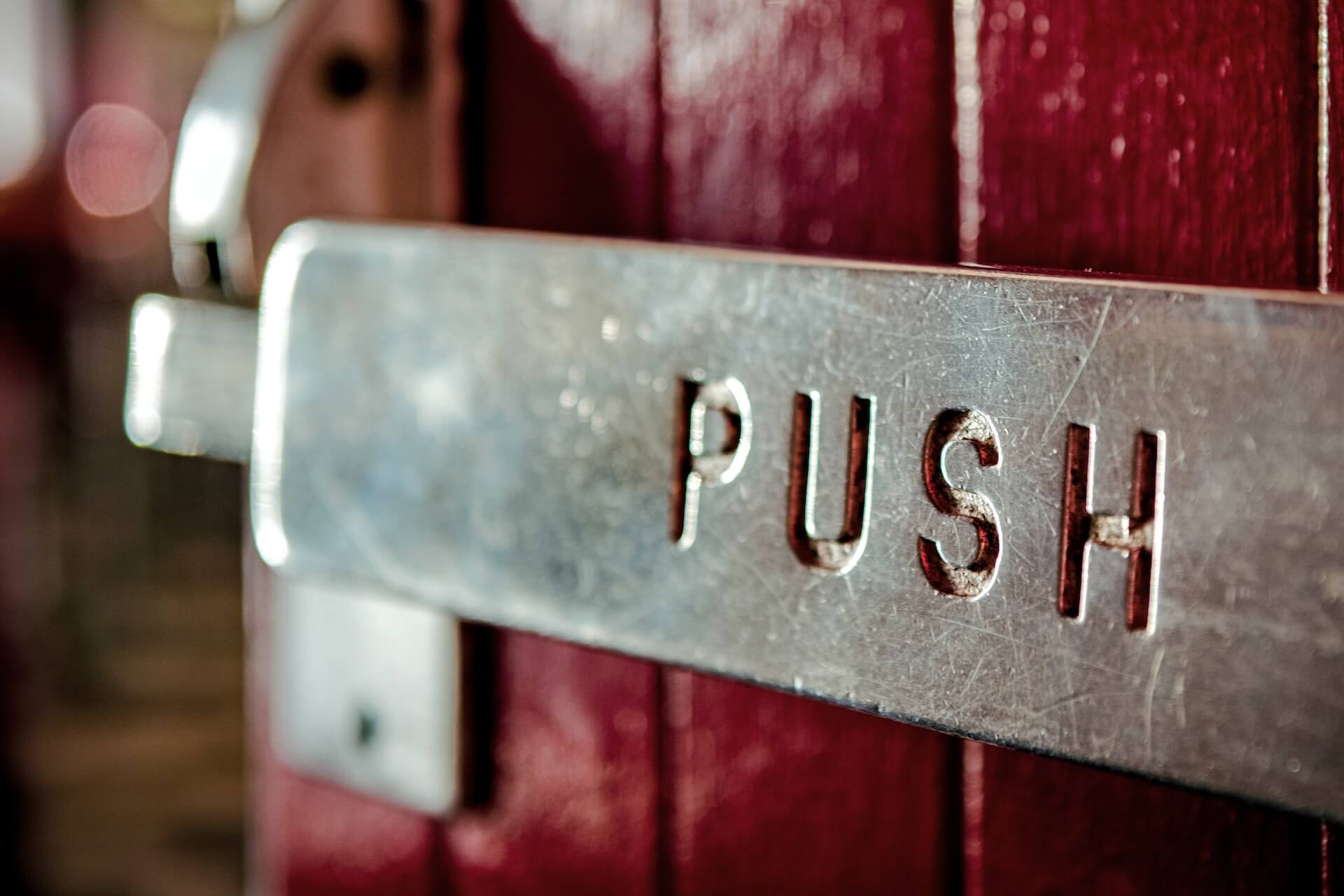 Restaurant door handle that says "push"